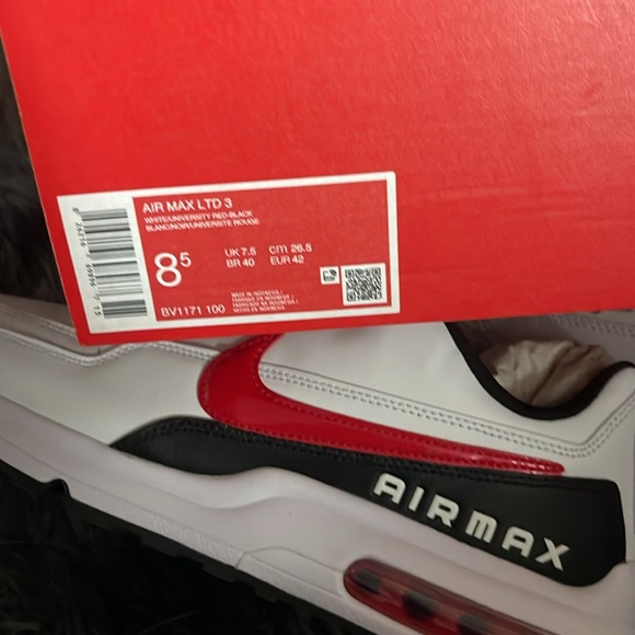 New Nike Airmax. White with red and black on them - Picture 2 of 4